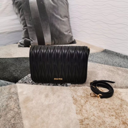 miu miu Matelasse Sac à bandoulière en cuir nappa 5BG163 noir