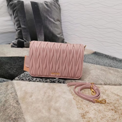 miu miu Matelasse Sac à bandoulière en cuir nappa 5BG163 rose